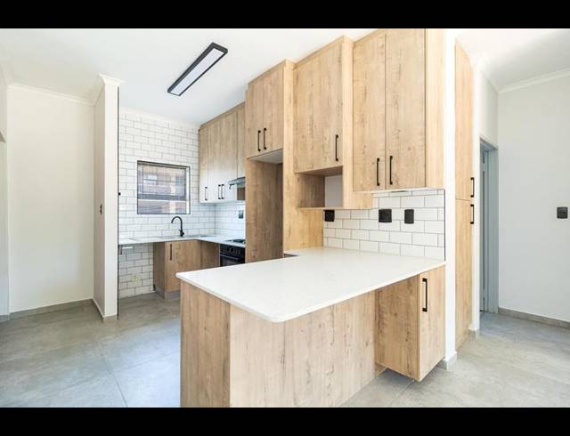 2 BEDROOM PROPERTY TO RENT IN SONSTRAAL HEIGHTS